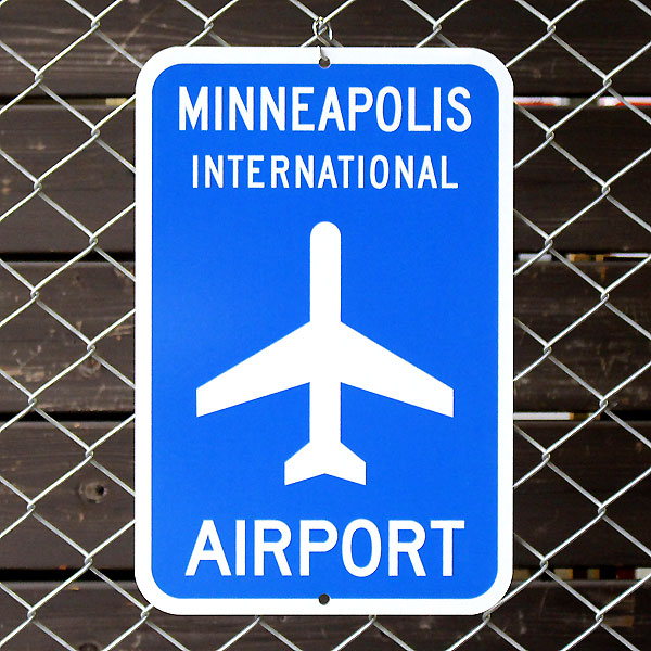 アメリカの工場直輸入の道路標識！エアポートサイン「Minneapolice Airport」 （ミネアポリス空港 ） 縦45.5×横30.5cm 道路標識 看板 アメリカ製 トラフィックサイン インテリア ガレージング 店舗装飾 アメリカ雑貨
