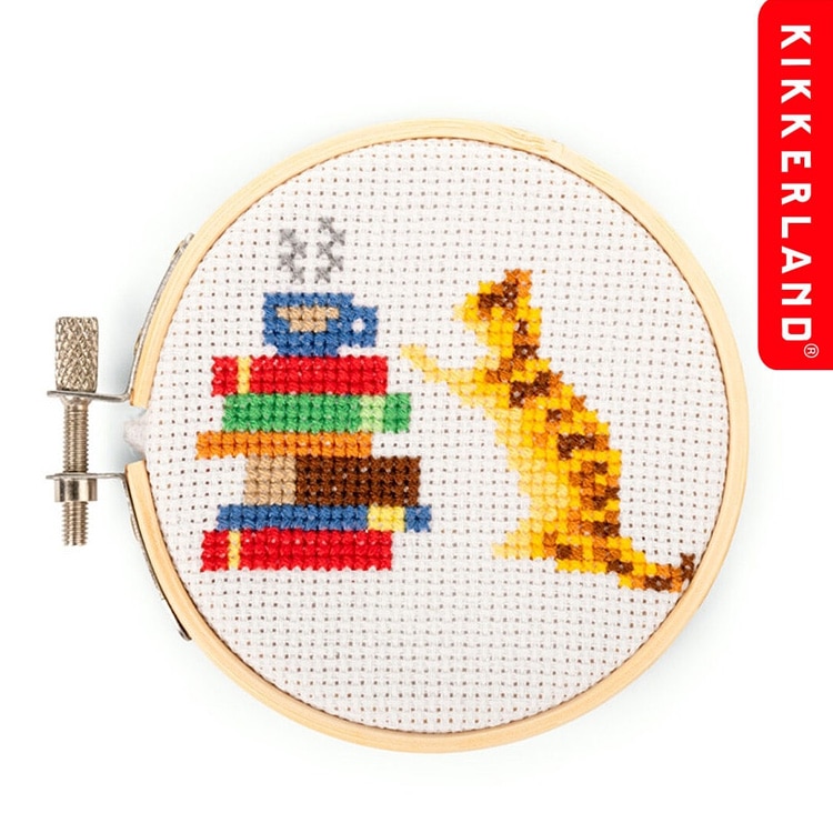 【メール便発送】刺繍 キット キッカーランド キャット ミニ クロス スティッチ エンブロイダリー 幅10×奥行き9cm 手芸 ネコ 猫 簡単 初心者猫モチーフのミニ刺繍キット 刺繍糸 フープ 刺繍針 ガイド付き KIKKERLAND Cat Mini Cross Stitch Embroidery