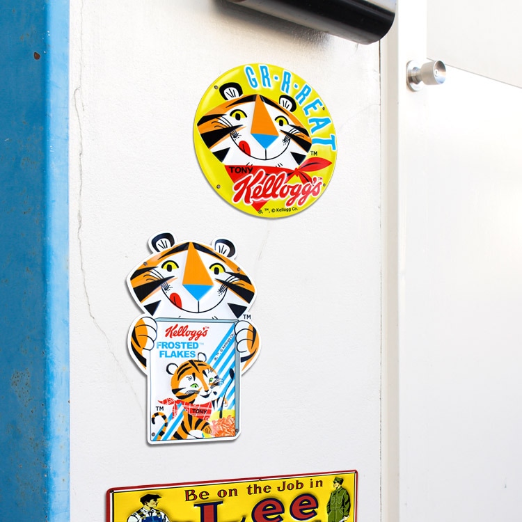 看板 Kellogg's ケロッグ エンボス メタルサイン KG001 TONY YELLOW 直径30cm ブリキ製 トニー かわいい おしゃれ インテリア 店舗 アメリカン雑貨