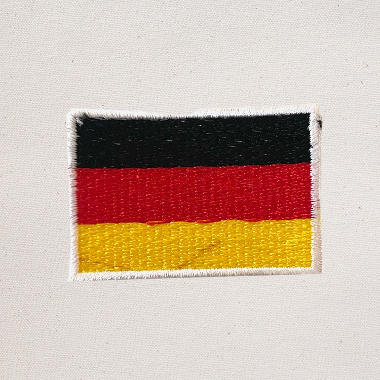 【メール便発送】ワッペン ドイツ 国旗 スクエア 小 縦3×横4.6cm コットン製 アイロン 大人向け パッチ 海外 アレンジ かっこいい アメリカン雑貨アイロンで手軽につけられる刺繍ワッペン。