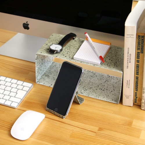 スポティッド トライアングル スタンド ベージュ 高さ6×幅6×奥行9.5cm スチール製 スタンド めがね カード スマホ HERE