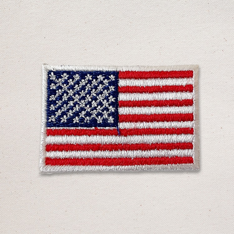 【メール便発送】ワッペン アメリカ 国旗 スクエア 小  縦3×横4.6cm コットン製 アイロン 大人向け パッチ 海外 アレンジ かっこいい アメリカン雑貨アイロンで手軽につけられる刺繍ワッペン。