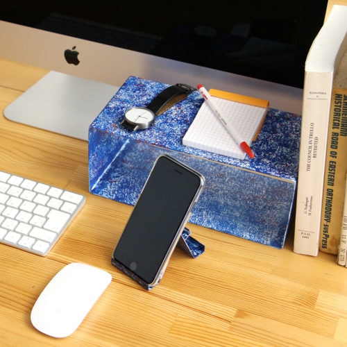 スポティッド トライアングル スタンド ブルー 高さ6×幅6×奥行9.5cm スチール製 スタンド めがね カード スマホ HERE