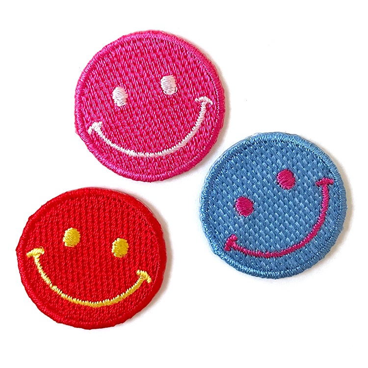 【メール便発送】ワッペン スマイルマーク （3色セット） 縦2.8×横2.8cm コットン製 アイロンパッチ アイロン 大人向け パッチ 海外 アレンジ かっこいい アメリカン雑貨アイロンで手軽につけられる刺繍ワッペン。