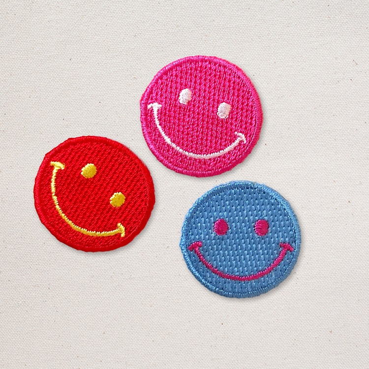 【メール便発送】ワッペン スマイルマーク （3色セット） 縦2.8×横2.8cm コットン製 アイロンパッチ アイロン 大人向け パッチ 海外 アレンジ かっこいい アメリカン雑貨アイロンで手軽につけられる刺繍ワッペン。
