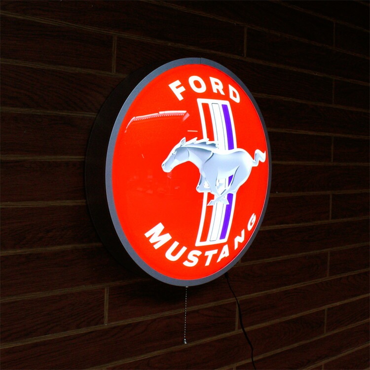 看板 バックリット LED ライテッド FORD MUSTANG フォード マスタング 直径38×厚さ10cm 照明 壁掛け ウォールランプ バックライト ガレージ 店舗 アメリカ雑貨 アメリカン雑貨