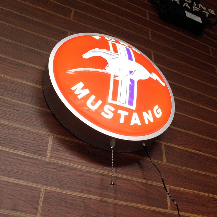看板 バックリット LED ライテッド FORD MUSTANG フォード マスタング 直径38×厚さ10cm 照明 壁掛け ウォールランプ バックライト ガレージ 店舗 アメリカ雑貨 アメリカン雑貨
