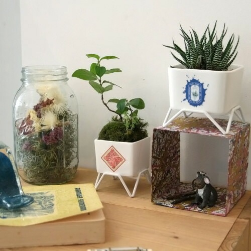 HERE by DETAIL プラントポット w/スタンド 60 レッド Pot W6.5×D6.5×H5cm / Stand W6.5×D6.5×H3cm / Weight 200g