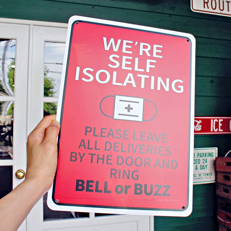 看板 プラスチック メッセージサインボード WE'RE SELF ASOLATING （自宅待機中） アメリカン雑貨