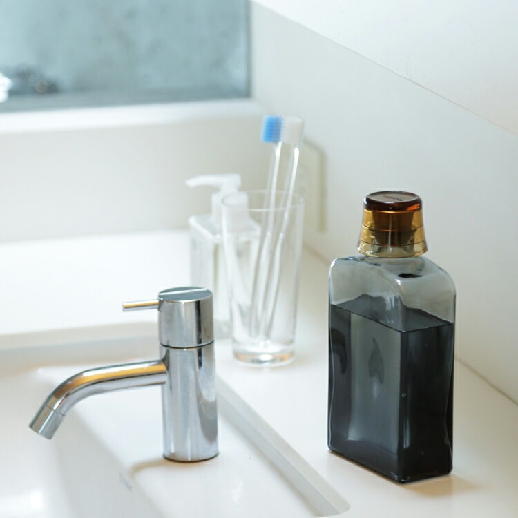 詰め替え ボトル マウスウォッシュボトル グレーアンバー ガラス製 約400ml W9×D4.8×H18.5cm メモリ付きコップ付属 洗面用品 イデアコ ideaco