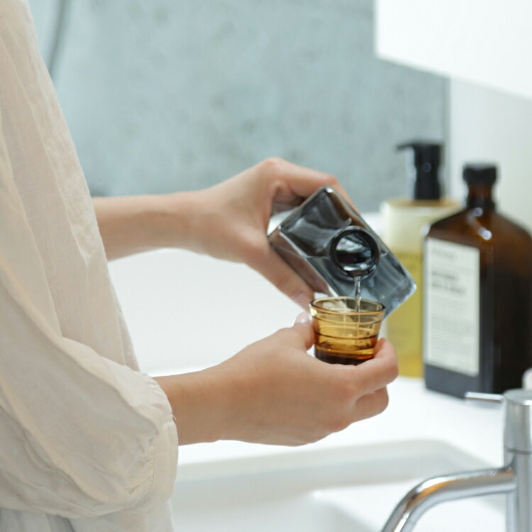 詰め替え ボトル マウスウォッシュボトル グレーアンバー ガラス製 約400ml W9×D4.8×H18.5cm メモリ付きコップ付属 洗面用品 イデアコ ideaco