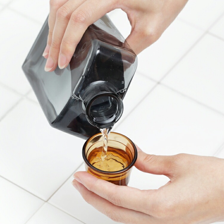 詰め替え ボトル マウスウォッシュボトル グレーアンバー ガラス製 約400ml W9×D4.8×H18.5cm メモリ付きコップ付属 洗面用品 イデアコ ideaco