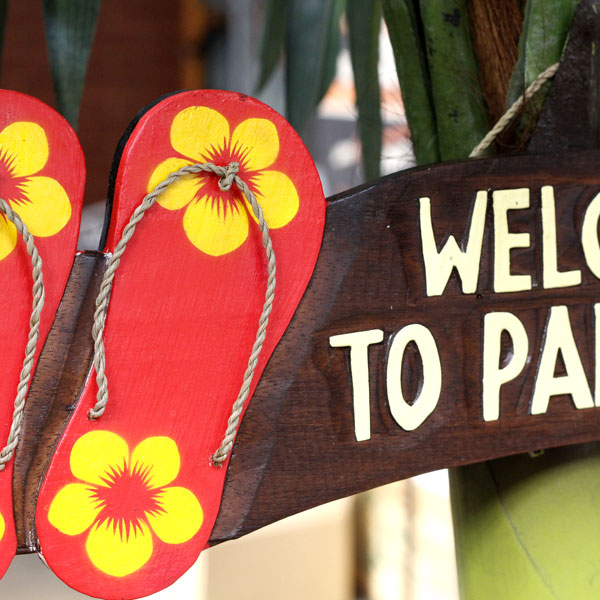 ビーチウォールサイン「サンダル」（レッド）　ハワイアン インテリア ビーチスタイル 木製看板 アメリカン雑貨ドアサイズのお洒落なウォールハンガー。
