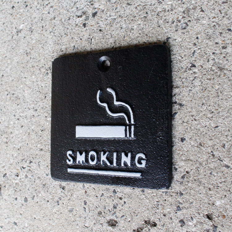 【メール便発送】看板 アイアンプレート Smoking 2 SLW086 高さ7×幅7×奥行0.5cm 130g 鉄製 喫煙 おしゃれ 案内 プレート 店舗 木ネジ付属アンティークな雰囲気たっぷりの鉄製プレート。