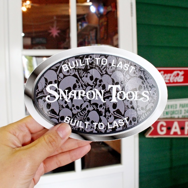 【メール便発送】Snap-on スナップオン デカール オーバル BUILT TO LAST スカル沢山 ブラック 縦10.2×横15.3cm ステッカー シール 車 ガレージ アメリカン雑貨アメリカを代表する工具メーカーのオフィシャルデカール。