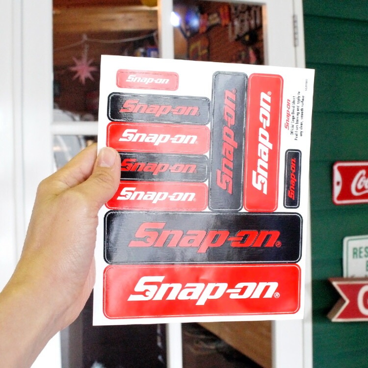 【メール便発送】Snap-on スナップオン デカール スクエア 10ロゴシート レッド ブラック 縦15.8×横19cm ステッカー シール 車 ガレージ アメリカン雑貨アメリカを代表する工具メーカーのオフィシャルデカール。