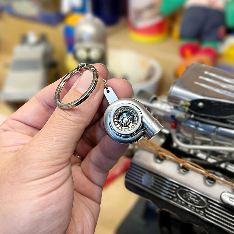 【メール便発送】キーホルダー カーパーツキーリング 「ターボチャージャー」 キーホルダー 車の部品 アメリカン雑貨カーパーツ型のクールなキーリング。
