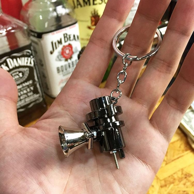 カーパーツ型のクールなキーリング。 キーホルダー カーパーツ キーリング 「キャブレター」 車のパーツ 部品 アメリカン雑貨 アメリカ雑貨（ゆうパット不可）