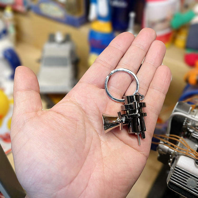 カーパーツ型のクールなキーリング。 キーホルダー カーパーツ キーリング 「キャブレター」 車のパーツ 部品 アメリカン雑貨 アメリカ雑貨（ゆうパット不可）