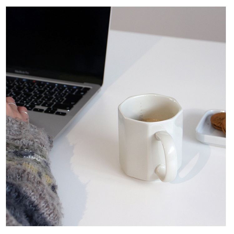 マグカップ 日本製 ポーセリン メジャリング マグ 陶磁器 300ml 目盛り付き 八角形 シンプル おしゃれ プレゼント DETAIL好みの濃さのドリンクを楽しめる目盛付きマグ。スタッキングも可能！