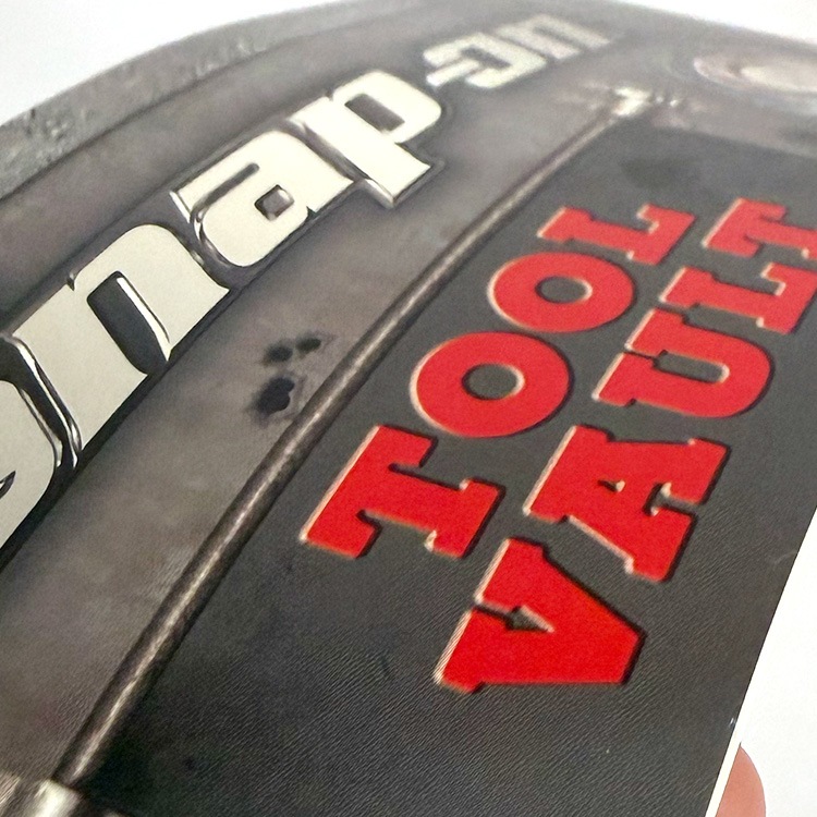 【メール便発送】Snap-on スナップオン デカール TOOL VAULT 縦8×横18cmアメリカの工具ブランドのステッカー 工具好きのための一枚。