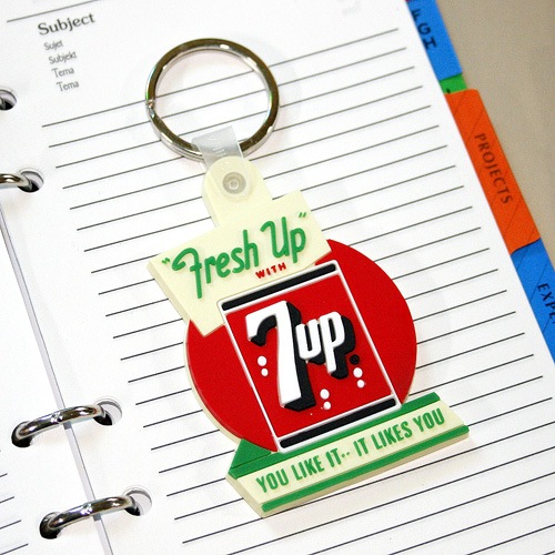 【メール便発送】キーホルダー 7UP セブンアップ PVC 2D キーリング (A) アクセサリー バッグチャーム アメリカン雑貨