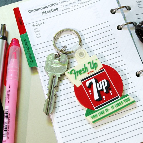 【メール便発送】キーホルダー 7UP セブンアップ PVC 2D キーリング (A) アクセサリー バッグチャーム アメリカン雑貨