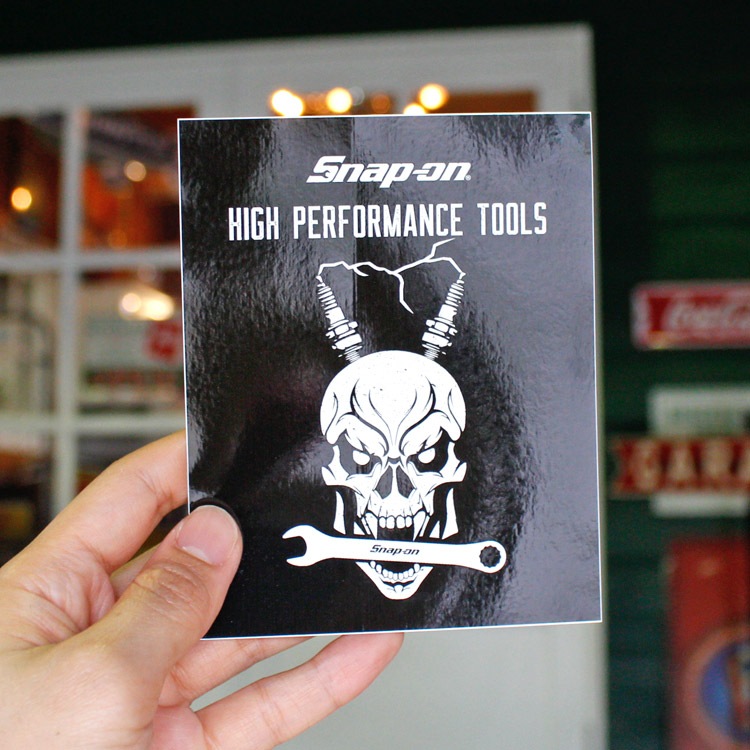 【メール便発送】ステッカー Snap-on スナップオン デカール スクエア ブラック HIGH PERFORMANSE TOOLS スカル 縦12.5×横10.1cm シール 車 ガレージ アメリカン雑貨アメリカを代表する工具メーカーのオフィシャルデカール。