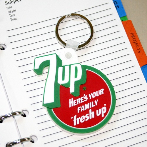 【メール便発送】キーホルダー 7UP セブンアップ PVC 2D キーリング  (B) アクセサリー バッグチャーム アメリカン雑貨