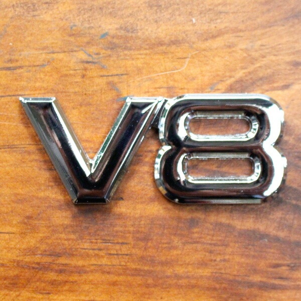 【メール便発送】3D エンブレムステッカー 「V8」 カーアクセサリー 立体ステッカー クルマ アメリカ雑貨 アメリカン雑貨貼ると速く見えるエンブレム型ステッカー。