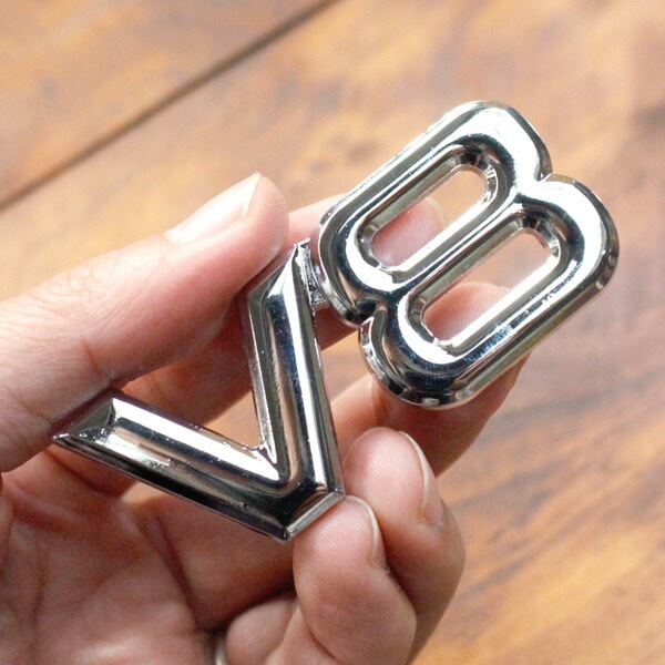 【メール便発送】3D エンブレムステッカー 「V8」 カーアクセサリー 立体ステッカー クルマ アメリカ雑貨 アメリカン雑貨貼ると速く見えるエンブレム型ステッカー。