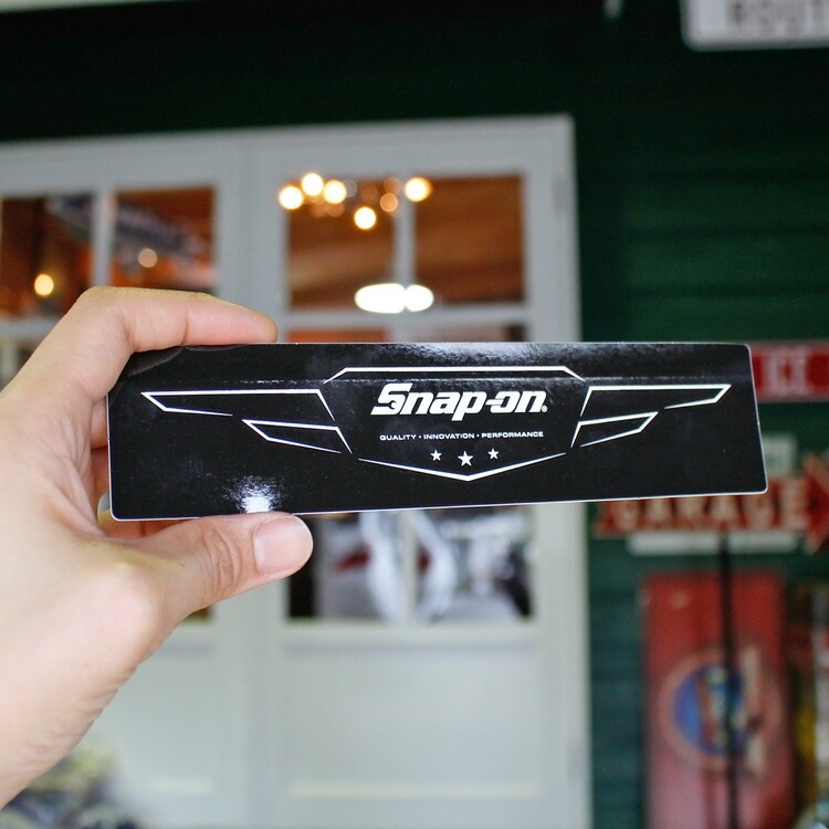 【メール便発送】ステッカー Snap-on スナップオン デカール スクエア ブラック Snap-on WING 縦4.4×横18.3cm シール 車 ガレージ アメリカン雑貨アメリカを代表する工具メーカーのオフィシャルデカール。
