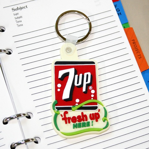 【メール便発送】キーホルダー 7UP セブンアップ PVC 2D キーリング  (C) アクセサリー バッグチャーム アメリカン雑貨