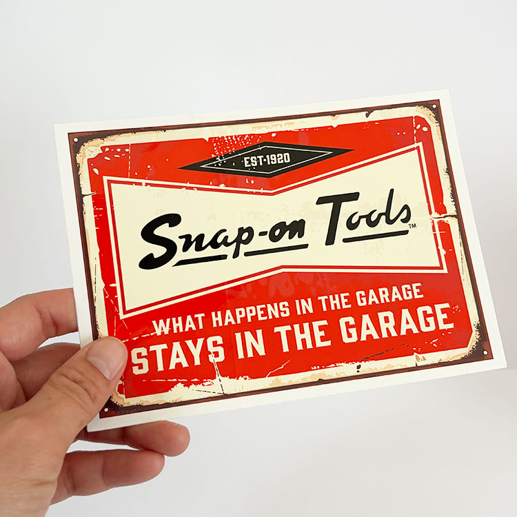 【メール便発送】Snap-on スナップオン デカール STAYS IN THE GARAGE 縦10.8×横15.2cmアメリカの工具ブランドのステッカー 工具好きのための一枚。