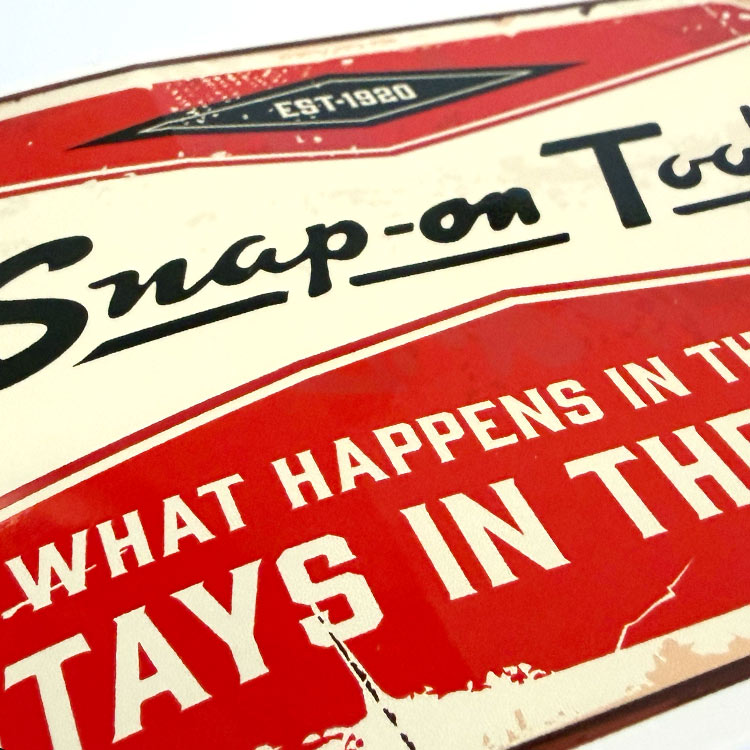 【メール便発送】Snap-on スナップオン デカール STAYS IN THE GARAGE 縦10.8×横15.2cmアメリカの工具ブランドのステッカー 工具好きのための一枚。