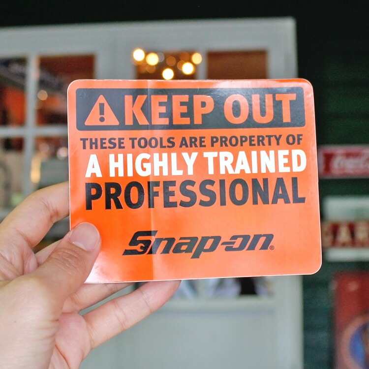【メール便発送】ステッカー Snap-on スナップオン デカール スクエア オレンジ ！KEEP OUT 縦10.1×横12.6cm シール 車 ガレージ アメリカン雑貨アメリカを代表する工具メーカーのオフィシャルデカール。