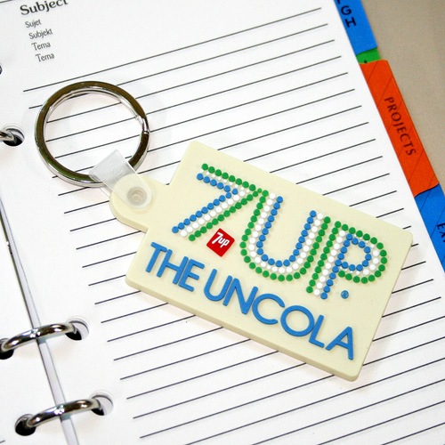 【メール便発送】キーホルダー 7UP セブンアップ PVC 2D キーリング  (F) アクセサリー バッグチャーム アメリカン雑貨