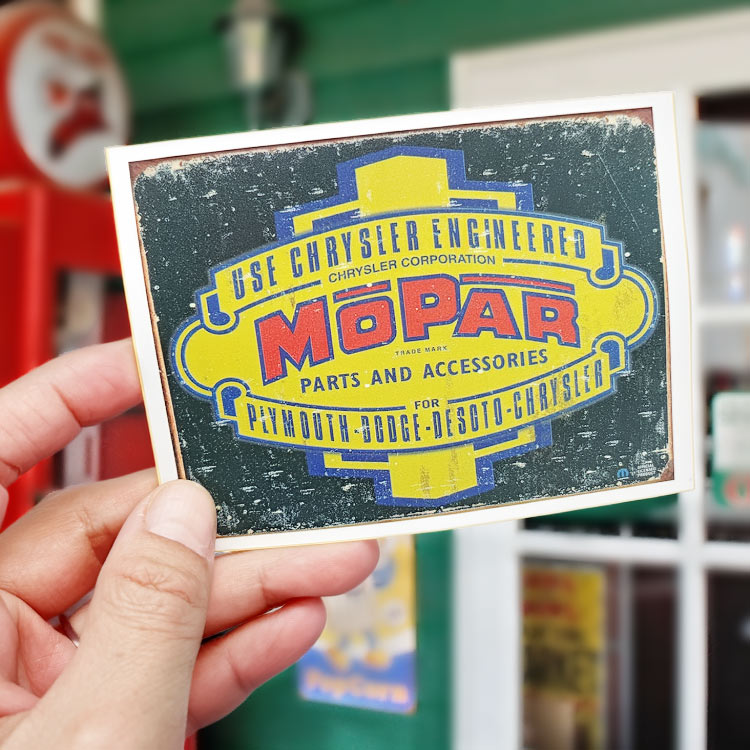 【メール便発送】ノスタルジックステッカー レーシングデカール MOPAR USE CHRYSLER ENGINEERED H8.2×W10.3cm貼るだけで、ガレージが本場仕様。レーシングデザイン。