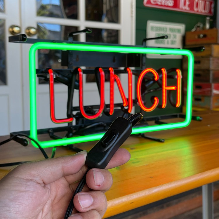 ネオンサイン LUNCH ランチ 高さ23.5×幅45.5×奥行き12.5cm ネオン管 照明 店舗装飾 インテリア ガレージング アメリカ雑貨★期間限定特価★ 華やかなネオンが存在感大のフードサイン。