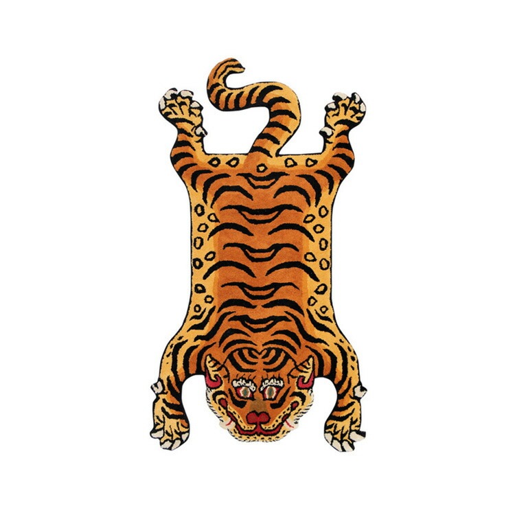 印象的なトラ柄のインテリアマット。チベタン タイガーラグ レッド