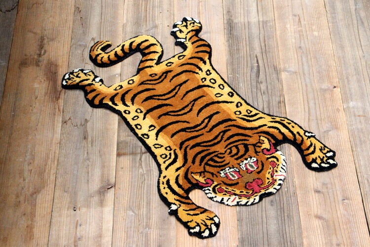 印象的なトラ柄のインテリアマット。チベタン タイガーラグ レッド