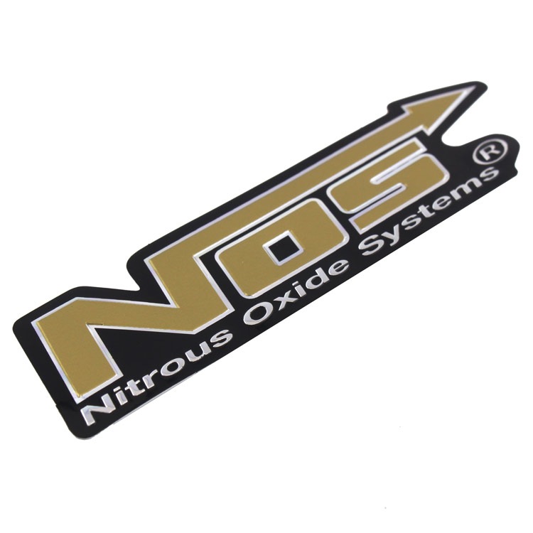 【メール便発送】エンボス メタリックステッカー NOS ゴールド 11.8×3.2cm 横長 ロゴ デカール アメリカ雑貨存在感あるクールなステッカーで小物をカスタマイズ！
