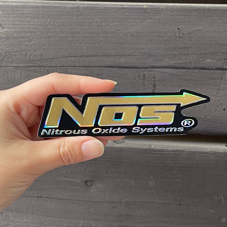 【メール便発送】エンボス メタリックステッカー NOS ゴールド 11.8×3.2cm 横長 ロゴ デカール アメリカ雑貨存在感あるクールなステッカーで小物をカスタマイズ！