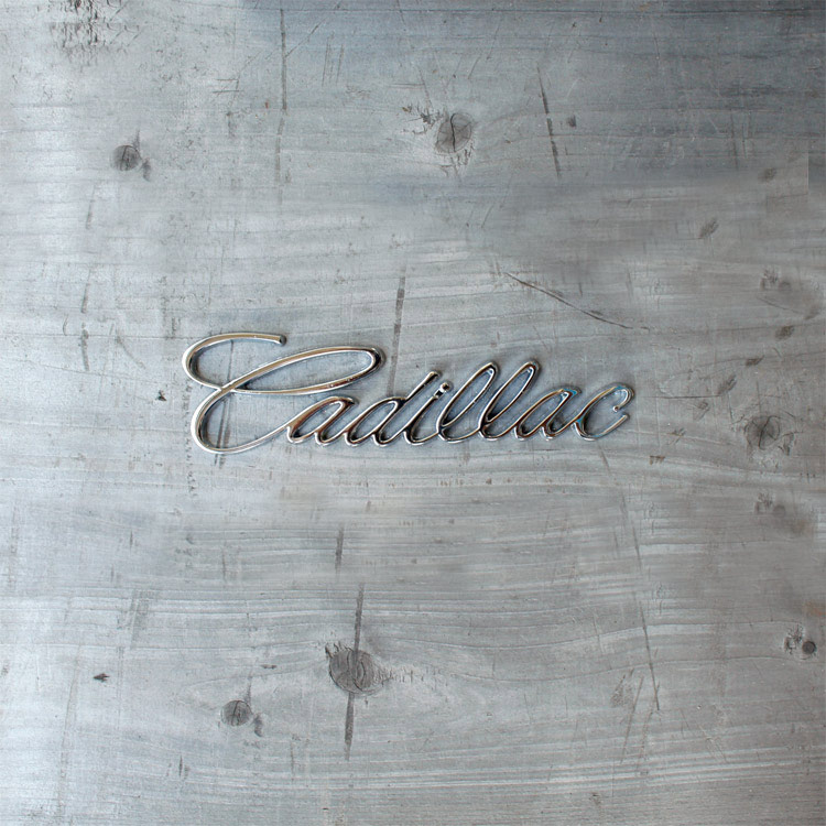 【メール便発送】3Dエンブレムステッカー キャデラック 文字ロゴ ”Cadillac” W14×H3.8cm メタル製立体エンブレム型ステッカー。