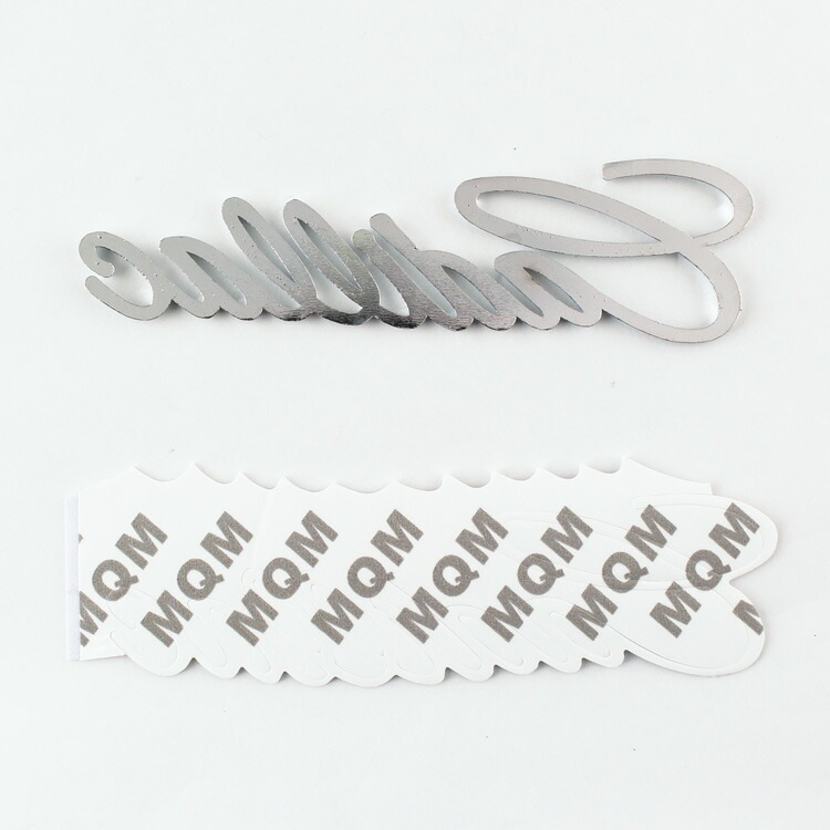 【メール便発送】3Dエンブレムステッカー キャデラック 文字ロゴ ”Cadillac” W14×H3.8cm メタル製立体エンブレム型ステッカー。