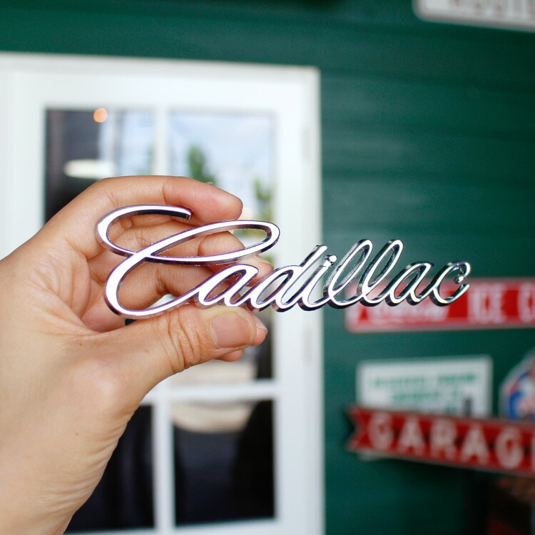 【メール便発送】3Dエンブレムステッカー キャデラック 文字ロゴ ”Cadillac” W14×H3.8cm メタル製立体エンブレム型ステッカー。