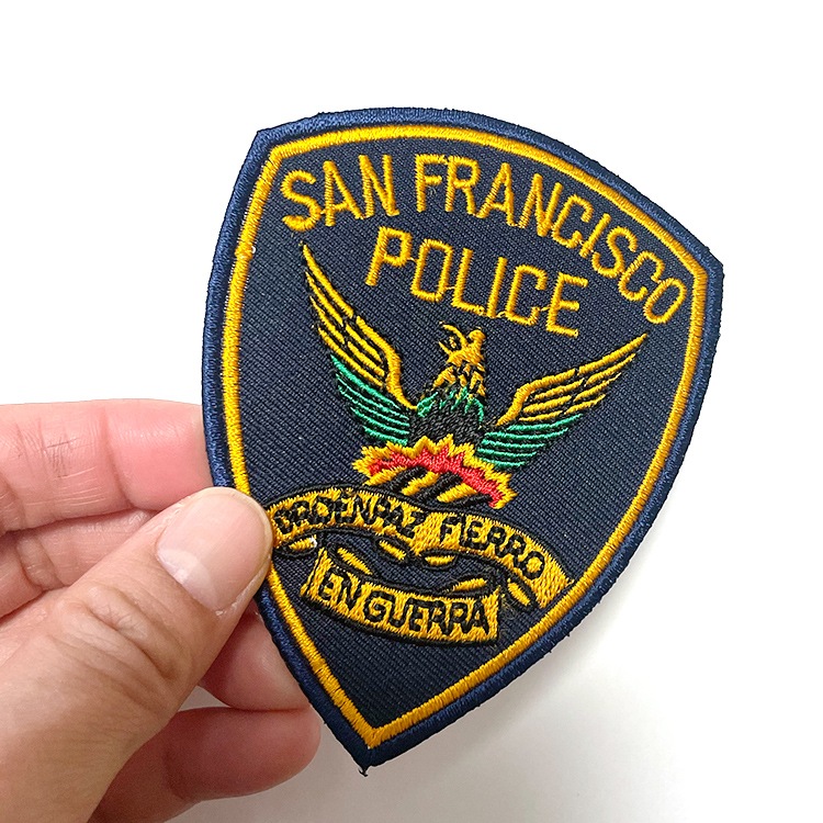 【メール便発送】ワッペン SANFRANCISCO POLICE 縦9.3×横7.2cm コットン製 アイロンパッチ アイロン 大人向け パッチ 海外 アレンジ かっこいい アメリカン雑貨アイロンで手軽につけられる刺繍ワッペン。