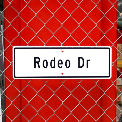 アメリカの工場直輸入の道路標識！ストリートサイン 「Rodeo Dr」（ロデオドライブ ）縦15.2×横45.6cm アメリカ製 看板 トラフィックサイン インテリア ガレージング 店舗装飾