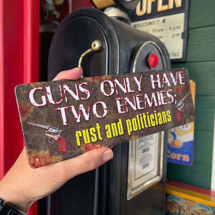 【メール便発送】ティンプレート（S) GUNS ONLY HAVE TWO ENEMIES 縦9×横27cm ブリキ看板 インテリア アメリカ雑貨