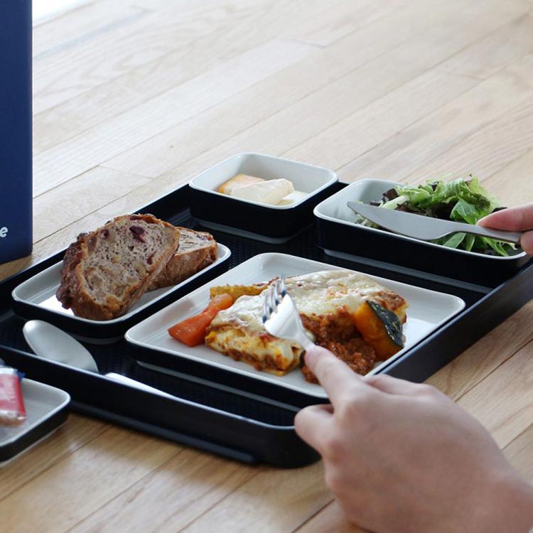 昭和レトロ 有田焼 山徳窯 勝彦作 塩釉大皿 山水画 飾り皿 大皿 木箱付き 昭和レトロ 有田焼 山徳窯 勝彦作 塩釉大皿 山水画 飾り皿 大皿 木箱